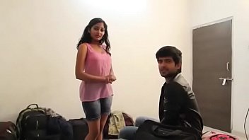 Два мужчины и девчушка занимаются знойным сексом в домашней обстановке